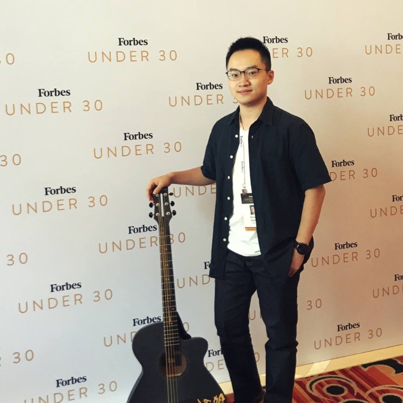 Nhà sáng lập PopuMusic bên cạnh cây đàn Poputar ở lễ trao giải Forbes Asia 30U30 năm 2017
