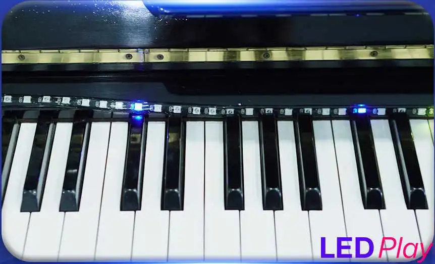 Dán đèn lệch là lỗi thường gặp khiến người dùng LED Piano không đánh đúng nốt