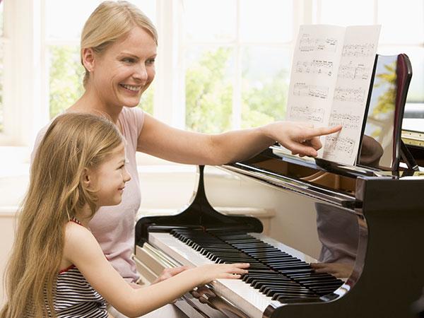Người lớn hay trẻ em đều có những lợi thế nhất định khi tự học piano